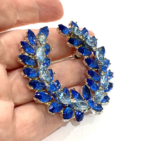 Vintage mid century brooch open wreath dark blue rhinestones pin on silvertone - Picture 5 of 5